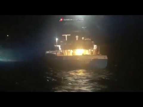 La nave Rhodanus carica di acciaio si è arenata sulle coste della Corsica | Video